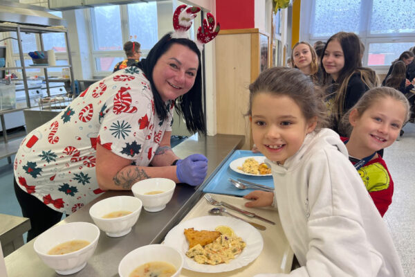 Vánoční atmosféra ve školní jídelně