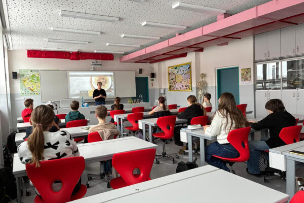 Sedmáci nahlédli do zákulisí školní jídelny