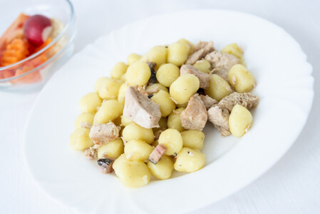 Bramborové noky s krůtím masem a anglickou slaninou