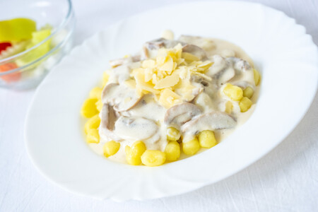 Bramborové noky se smetanovo houbovou omáčkou sypané parmezánovými hoblinkami