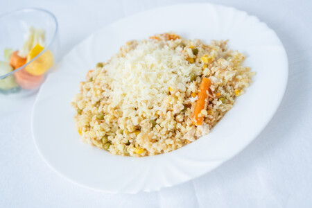 Bulgur se smaženými nudlemi, kuřecím masem a zeleninou, sypaný sýrem