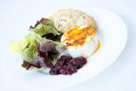 Camembert na grilu, listový salát, brusinky-rohlíček