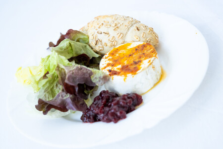 Camembert na grilu, listový salát, brusinky-rohlíček