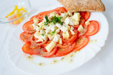 Caprese salát s bazalkou a pestem, toskánská bageta