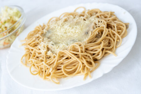 Celozrnné špagety s hříbkovou omáčkou sypané parmezánem