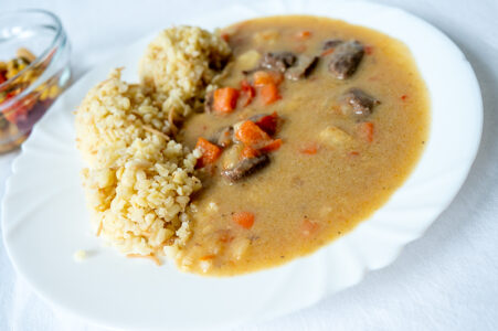 Dančí kýta na zelenině, bulgur se smaženými nudlemi