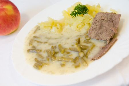 Fazolové lusky na smetaně, hovězí maso, brambory