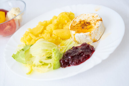 Grilovaný camembert, brambory, ledový salát, brusinky
