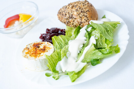 Grilovaný camembert, římský salát s medovým dipem, babiččin slaný rohlíček