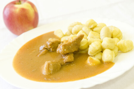 Guláš oregano, gnocchi
