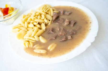 Hovězí kostky na slanině, těstovinové noky