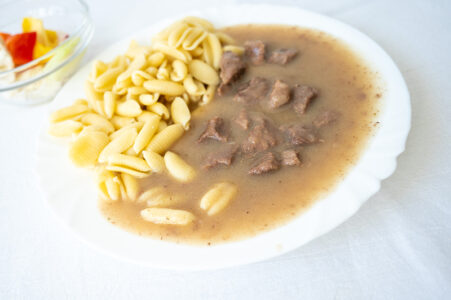 Hovězí kostky na slanině, těstovinové noky