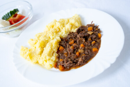 Hovězí sous-vide s kořenovou zeleninou, šťouchané brambory