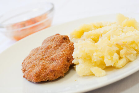 Kapustová karbanátek s masem, šťouchané brambory