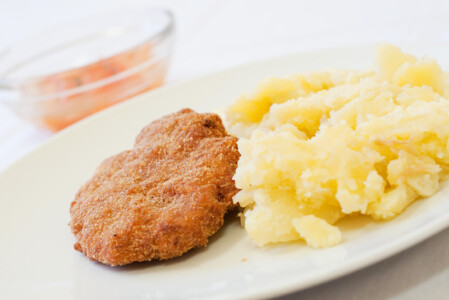 Kapustová karbanátek s masem, šťouchané brambory