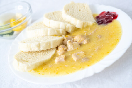 Králík na smetaně, houskový knedlík, brusinky
