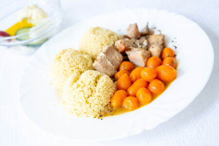 Králík po provensálsku, kuskus, baby karotka