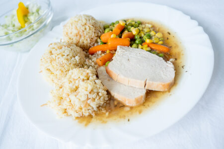 Krůtí maso na tymiánu, máslová zelenina, bulgur se smaženými nudlemi