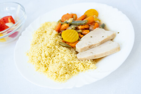 Krůtí prsa sous vide, kuskus, restovaná zelenina