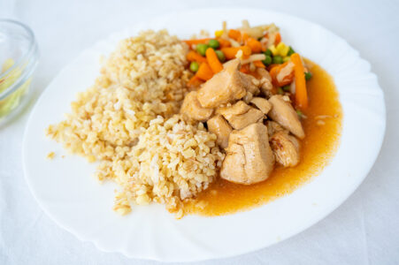 Kuřecí maso na česneku, restovaná zelenina, bulgur se smaženými nudlemi