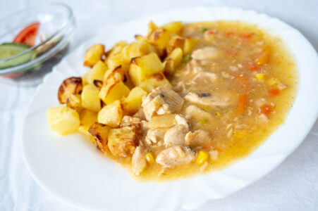 Kuřecí nudličky na zelenině, opečený brambor