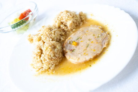Kuřecí roláda se šunkou a sýrem, bulgur se smaženými nudlemi