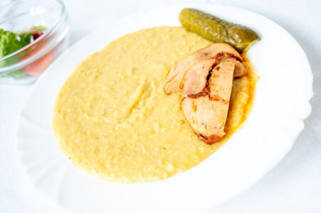 Kuřecí roláda se sušenými rajčaty, cizrnová kaše, okurka