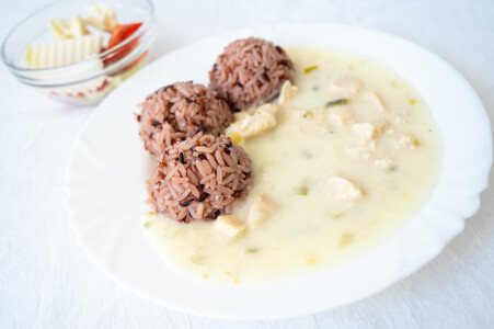 Kuřecí soté s pórkem a smetanou, tříbarevná rýže