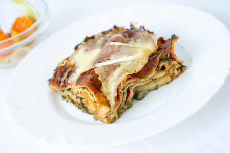 Lasagne se špenátem, rajčaty a mozzarellou