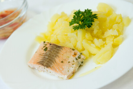 Losos filet na bylinkách, brambory