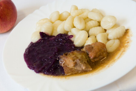 Moravský vrabec, červené zelí, bramborové noky