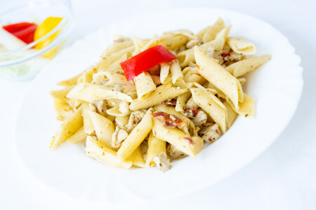 Penne s kuřecím masem, sušenými rajčaty a bazalkovým pestem