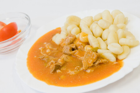 Plovdivské maso, bramborové noky