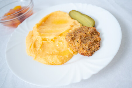 Přírodní kuřecí karbanátek, bramborovo-mkrvové pyré