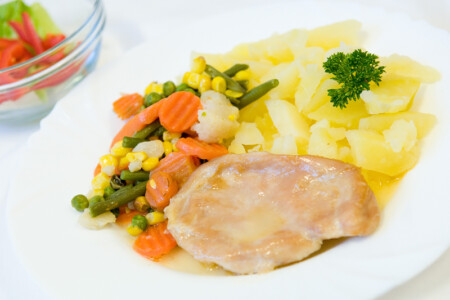Přírodní kuřecí plátek, restovaná zelenina, brambory