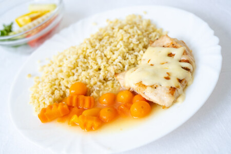Přírodní kuřecí plátek sypaný sýrem, baby karotka na másle, bulgur