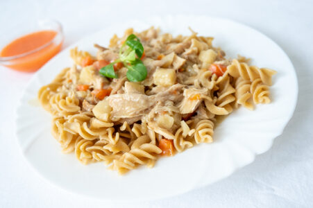 Ragú z kořenové zeleniny s trhaným králičím masem, celozrnné těstoviny