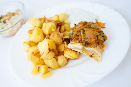 Rybí filet s restovanou cuketou, opečené brambory, bylinkový dip
