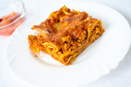 Rybí lasagne sypané sýrem