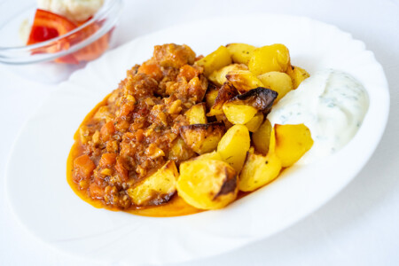 Rybí ragú po staročesku, opečené brambory, bylinkový dresink