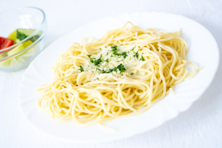 Smetanové špagety s čerstvou petrželkou sypané parmezánem