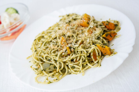 Špagety s pečenou dýní, špenátem a vlašskými ořechy, sypané parmezánem