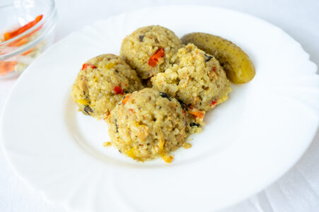 Španělská paella s vepřovým masem, okurka