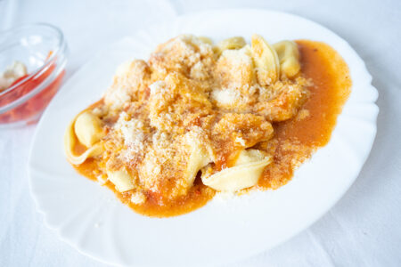 Sýrové tortelliny v rajčatové omáčce sypané parmezánem
