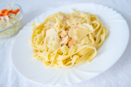 Tagliatelle s lososem a smetanovou omáčkou, sypané parmezánem