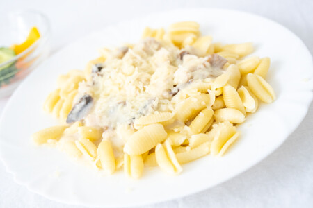 Těstovinové gnocchi s krůtím masem a sýrovo-žampionovou-omáčkou, sypané sýrem