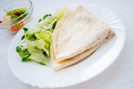 Tortilla plněná zeleninovou směsí s tofu, ledový salát