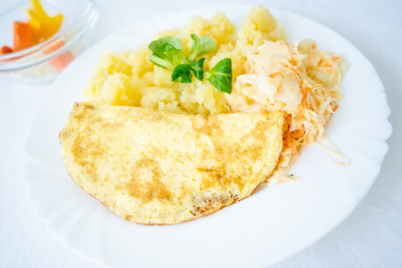 Vaječná omeleta se sýrem, brambor, salát coleslaw