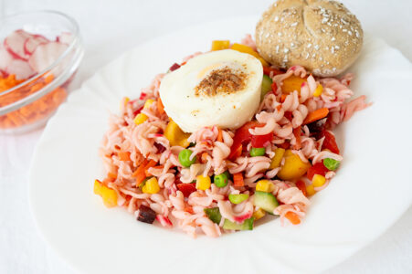 Vegetariánský zeleninový salát se sázeným vejcem, mini kaiserka