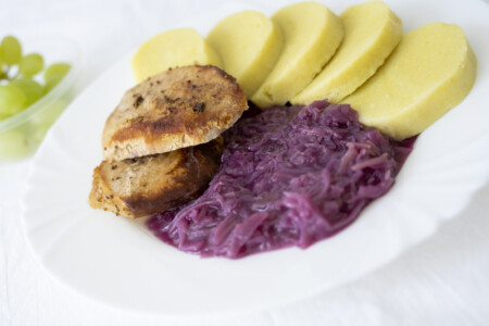 Vepřová kotleta, bramborový knedlík, zelí